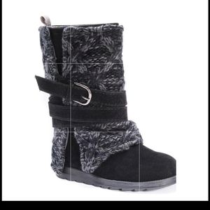 New with tags Mukluks Nevia women’s size 6 Sweater boots black dark gray